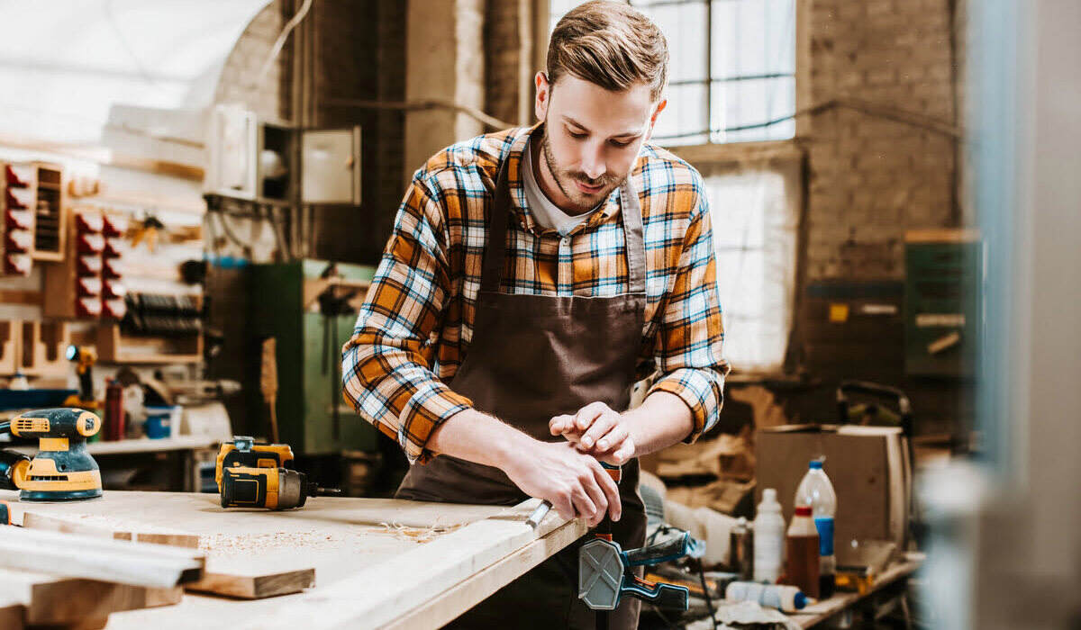Heimwerker an seiner Werkbank
