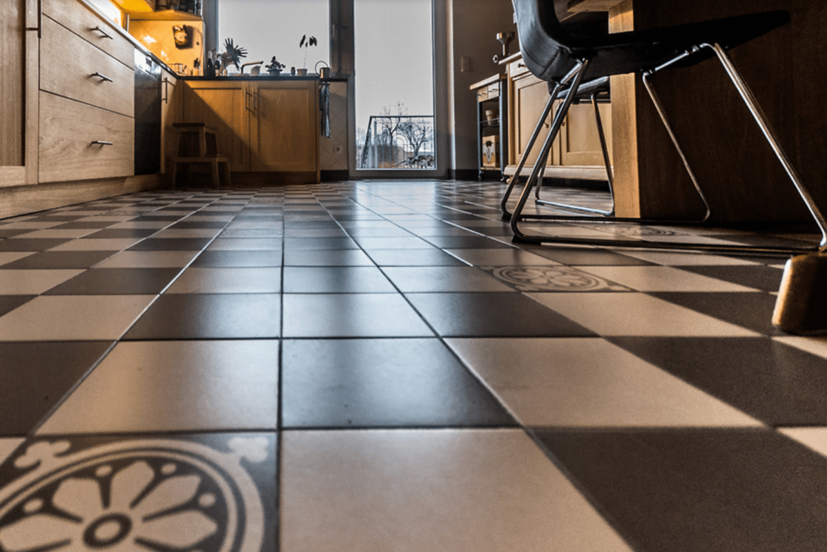 Karrierte Fliesen in der Küche