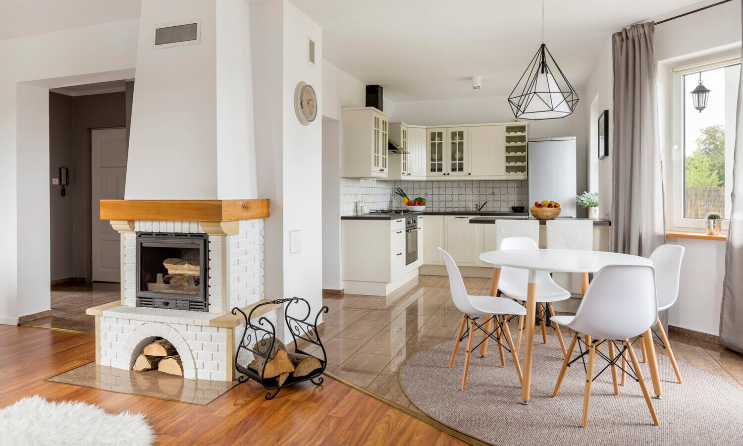 Küche mit Esszimmer und Wohnbereich