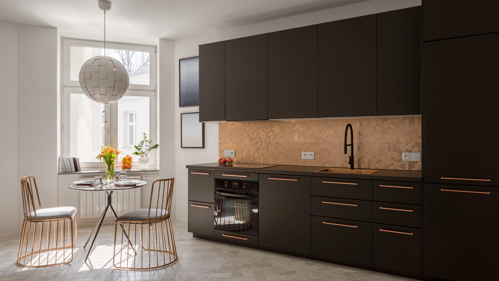 Schwarze Küche mit weißer Wand