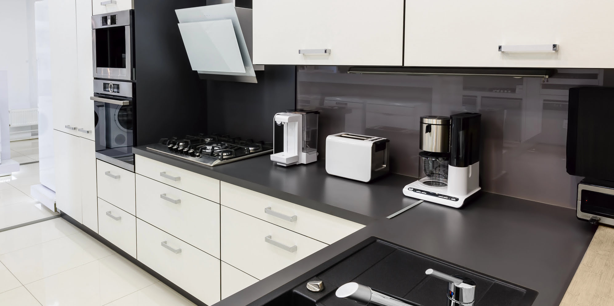 Weiße Küche mit dunkler Arbeitsplattte