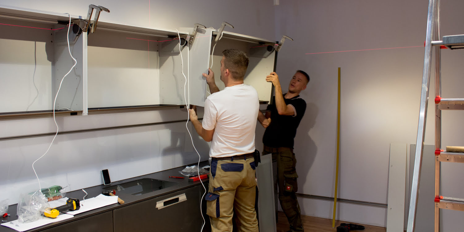 Küchenmonteure bei der Arbeit