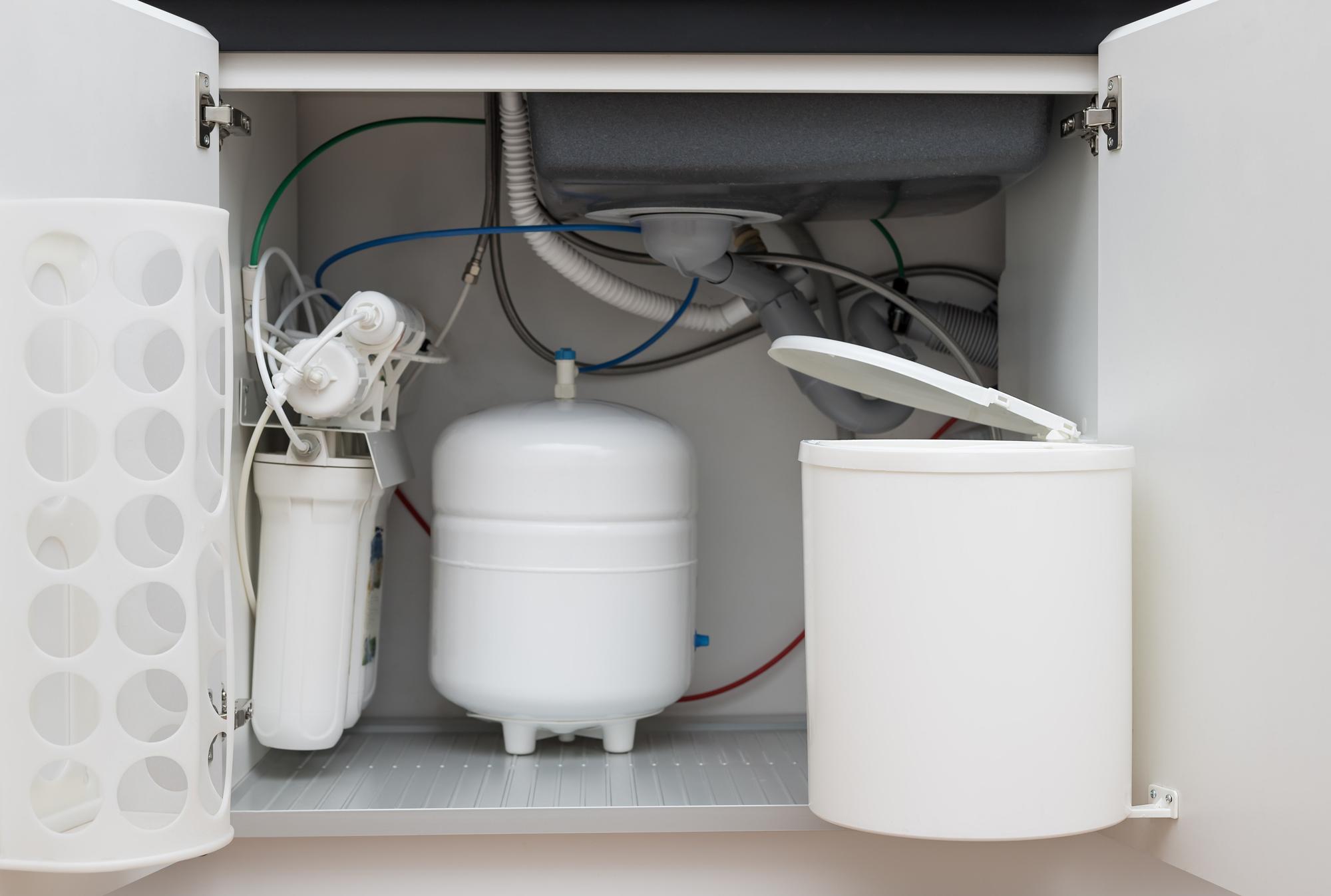 Wasserfilter im Küchenschrank