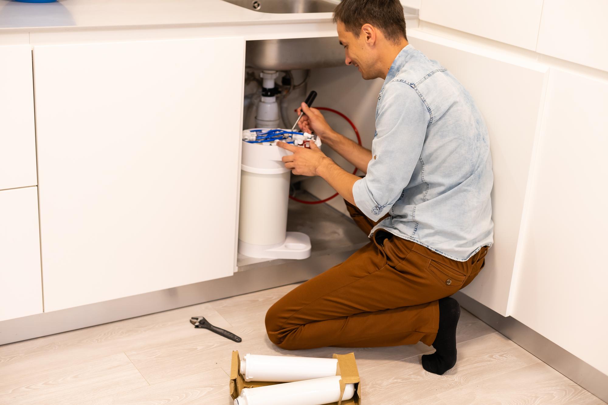 Wasserfilter im Küchenschrank einbauen